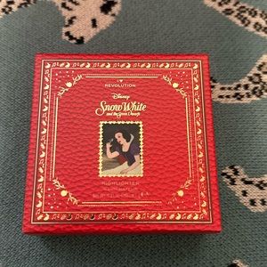 Revolution Snow White Highlighter Palette